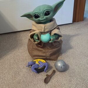 STAR WARS The Mandalorian Galactic Snackin' Grogu Animatronic Toy